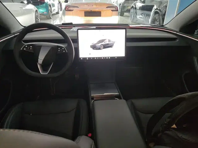 Tesla Model 3 — Фото автомобиля 9