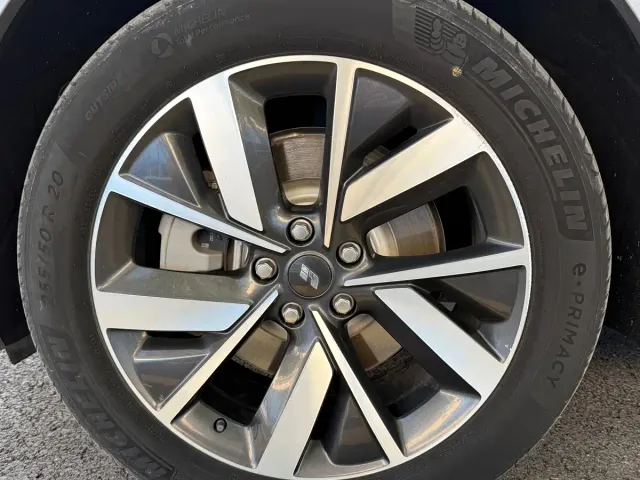 Li Auto L8 — Фото автомобиля 10