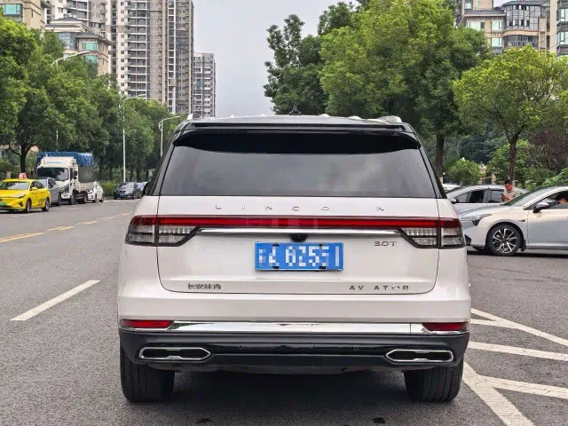 Lincoln Aviator — Фото автомобиля 5