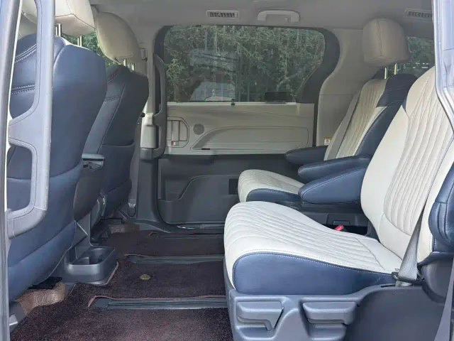 Toyota Sienna — Фото автомобиля 5