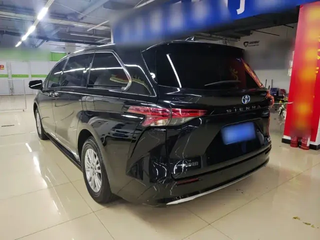 Toyota Sienna — Фото автомобиля 4