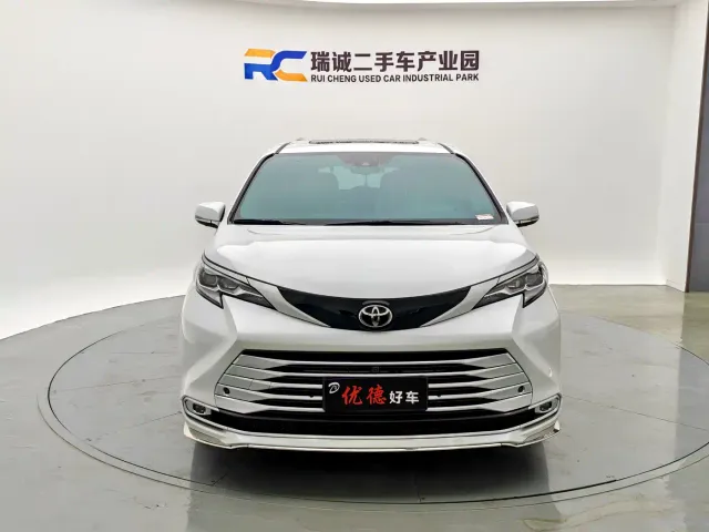 Toyota Sienna — Фото автомобиля 2