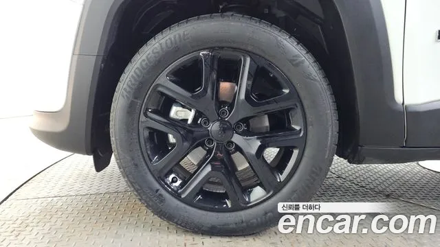 Jeep Renegade — Фото автомобиля 5