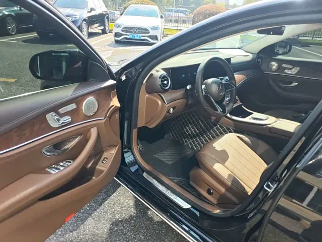 Mercedes-Benz E-Class — Фото автомобиля 15
