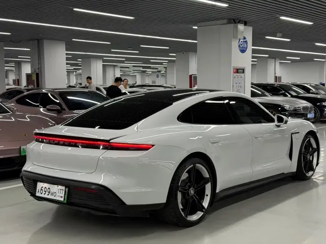 Porsche Taycan — Фото автомобиля 7
