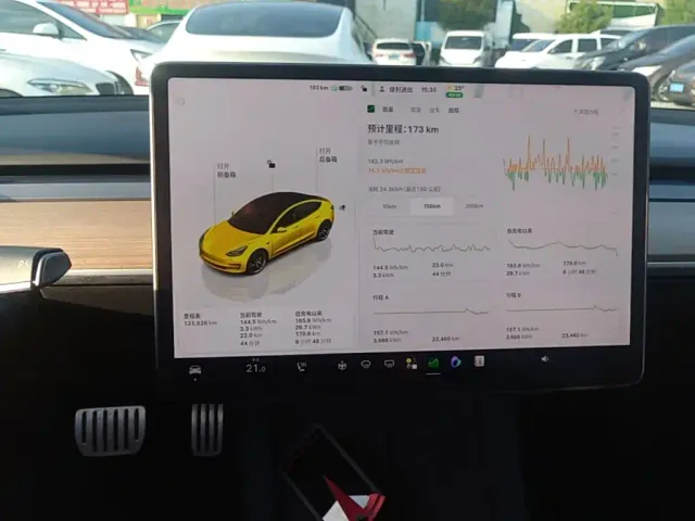 Tesla Model 3 — Фото автомобиля 12