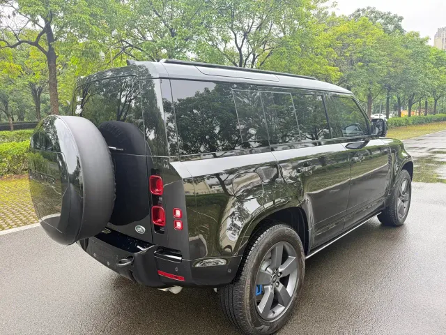 Land Rover Defender — Фото автомобиля 13