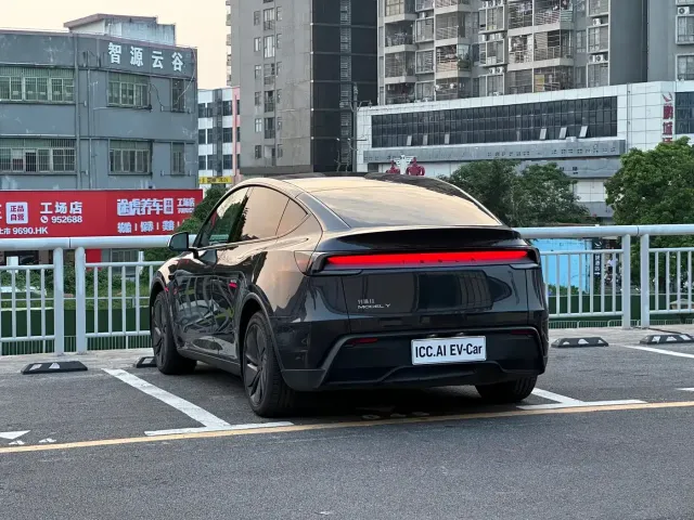 Tesla Model Y — Фото автомобиля 11