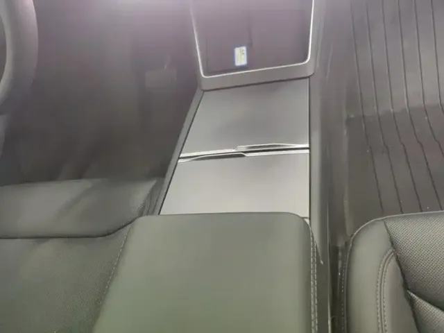 Tesla Model Y — Фото автомобиля 16