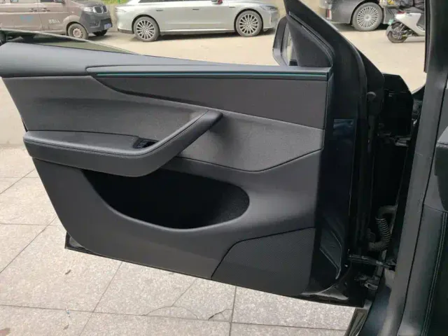 Tesla Model Y — Фото автомобиля 7