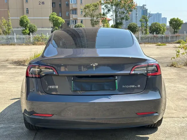 Tesla Model 3 — Фото автомобиля 5