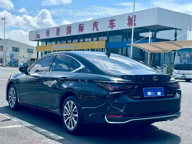 Lexus ES — Фото автомобиля 7
