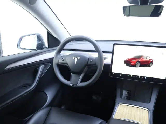 Tesla Model Y — Фото автомобиля 14