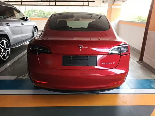 Tesla Model 3 — Фото автомобиля 5