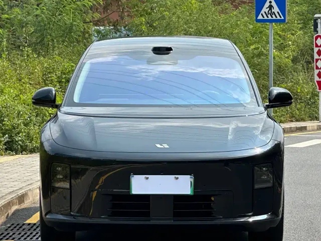 Li Auto i8 — Фото автомобиля 2
