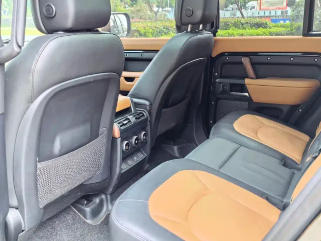 Land Rover Defender — Фото автомобиля 11