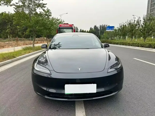 Tesla Model 3 — Фото автомобиля 2