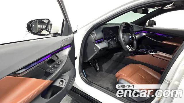 BMW 5 Series G60 — Фото автомобиля 10