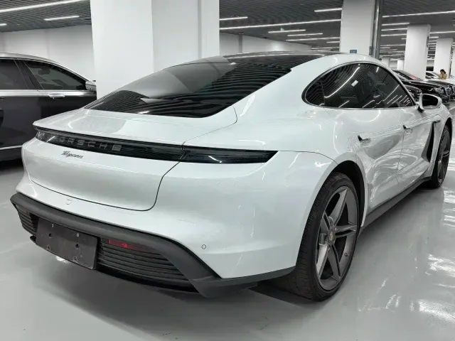 Porsche Taycan — Фото автомобиля 15