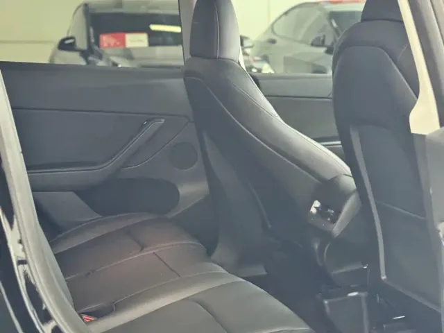 Tesla Model Y — Фото автомобиля 9