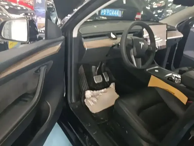 Tesla Model Y — Фото автомобиля 11
