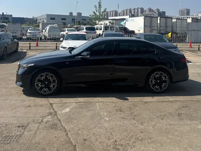BMW 5 Series — Фото автомобиля 3