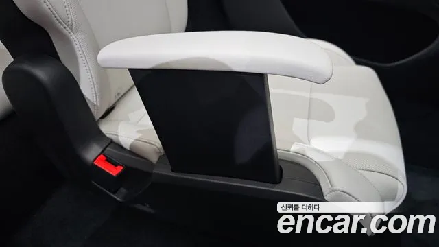 Tesla Model Y — Фото автомобиля 30