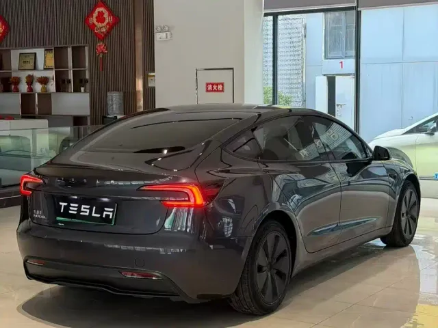 Tesla Model 3 — Фото автомобиля 7