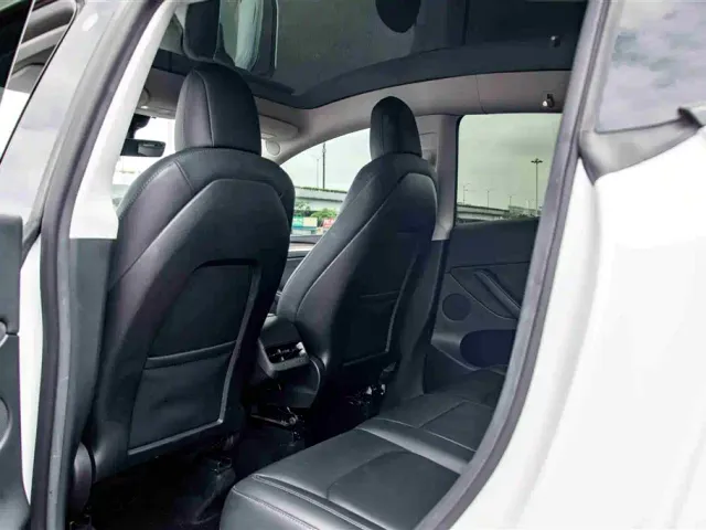 Tesla Model Y — Фото автомобиля 16