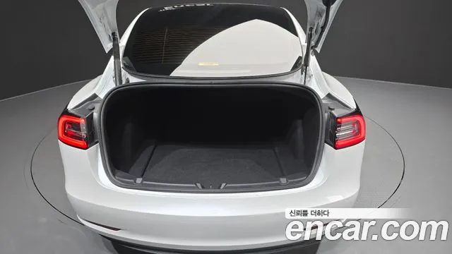 Tesla Model 3 — Фото автомобиля 30