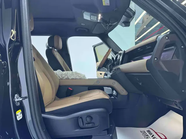 Land Rover Defender — Фото автомобиля 12