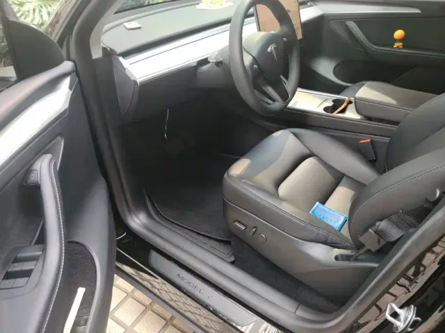 Tesla Model Y — Фото автомобиля 17