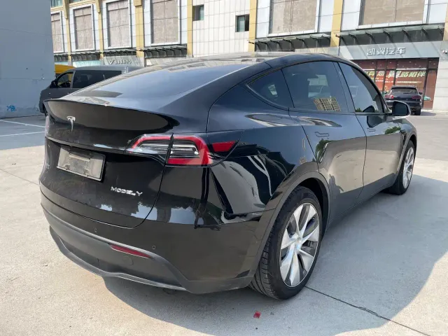 Tesla Model Y — Фото автомобиля 6