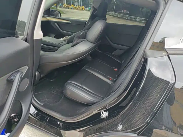 Tesla Model Y — Фото автомобиля 16