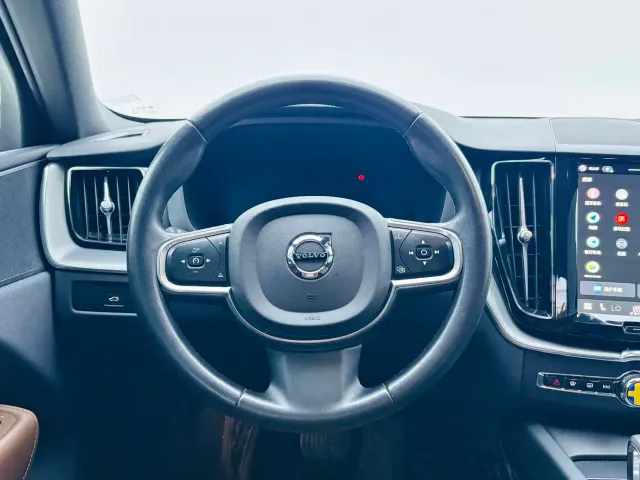 Volvo XC60 — Фото автомобиля 11