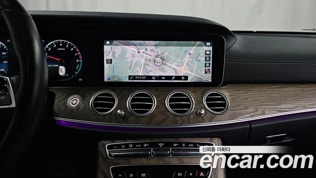 Mercedes-Benz E-Class — Фото автомобиля 12