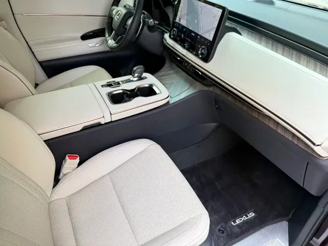 Lexus LM — Фото автомобиля 8