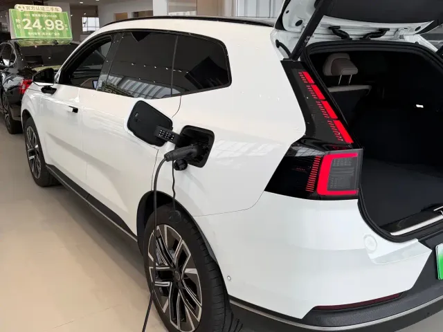 Volvo XC70 Plug-in Hybrid — Фото автомобиля 11