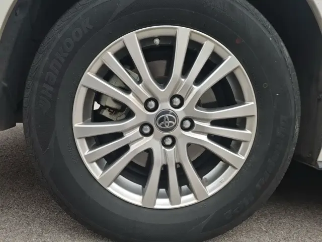 Toyota Sienna — Фото автомобиля 10