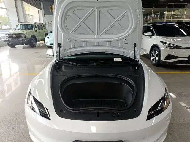 Tesla Model 3 — Фото автомобиля 19