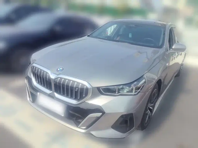 Фотография автомобиля — BMW i5