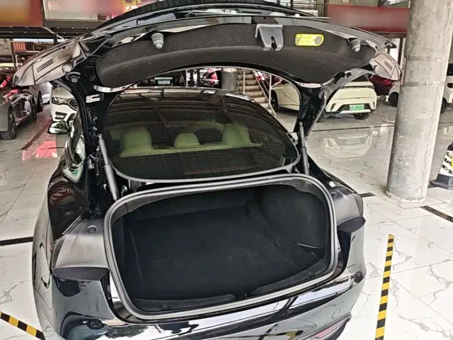 Tesla Model 3 — Фото автомобиля 18