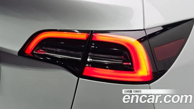 Tesla Model Y — Фото автомобиля 22
