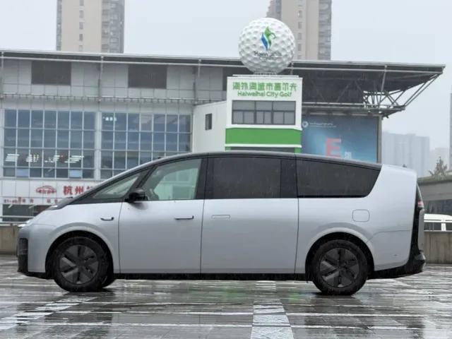 Li Auto MEGA — Фото автомобиля 3