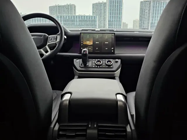 Land Rover Defender — Фото автомобиля 12