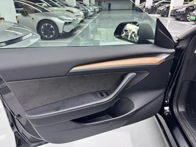 Tesla Model 3 — Фото автомобиля 5
