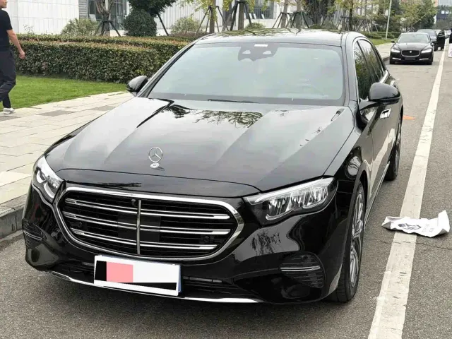 Mercedes-Benz E-Class — Фото автомобиля 2