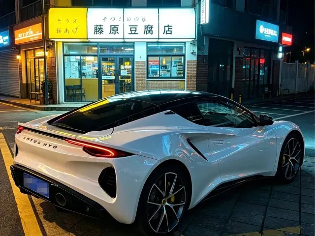 Lotus Emira — Фото автомобиля 3