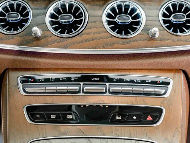 Mercedes-Benz E-Class — Фото автомобиля 11