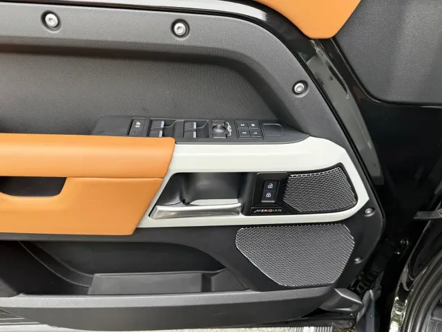 Land Rover Defender — Фото автомобиля 7